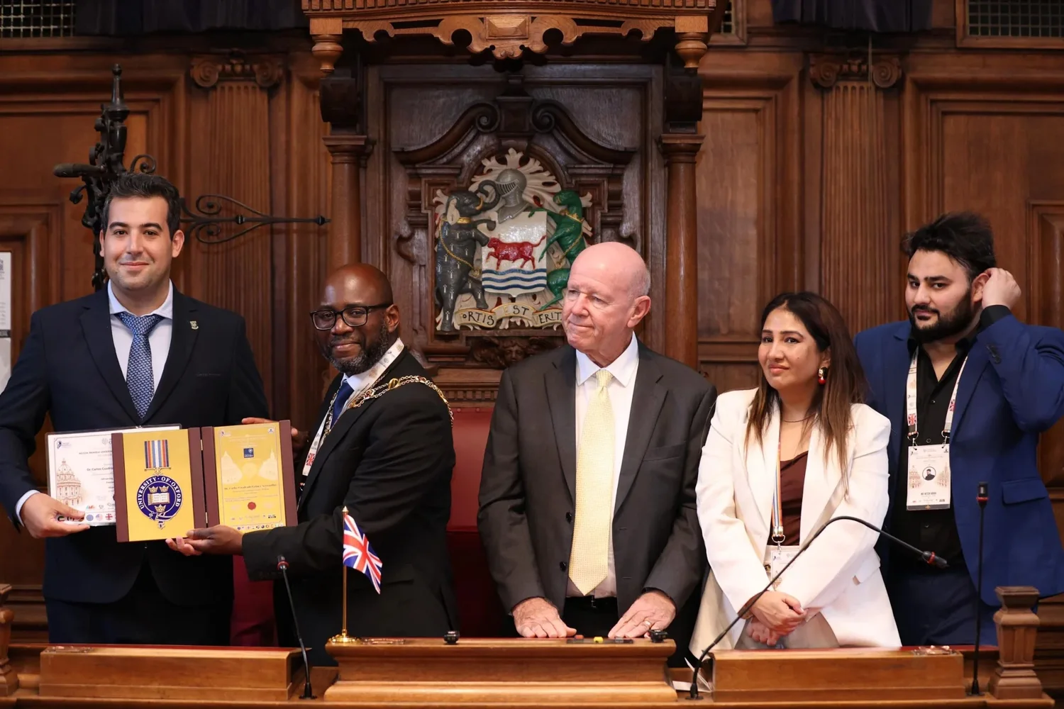 Carlos Cuadrado Gómez-Serranillos recibió el Premio Nelson Mandela en Oxford Town Hall, 2026. Polina Poloziuk Poloziuk también fue galardonada.